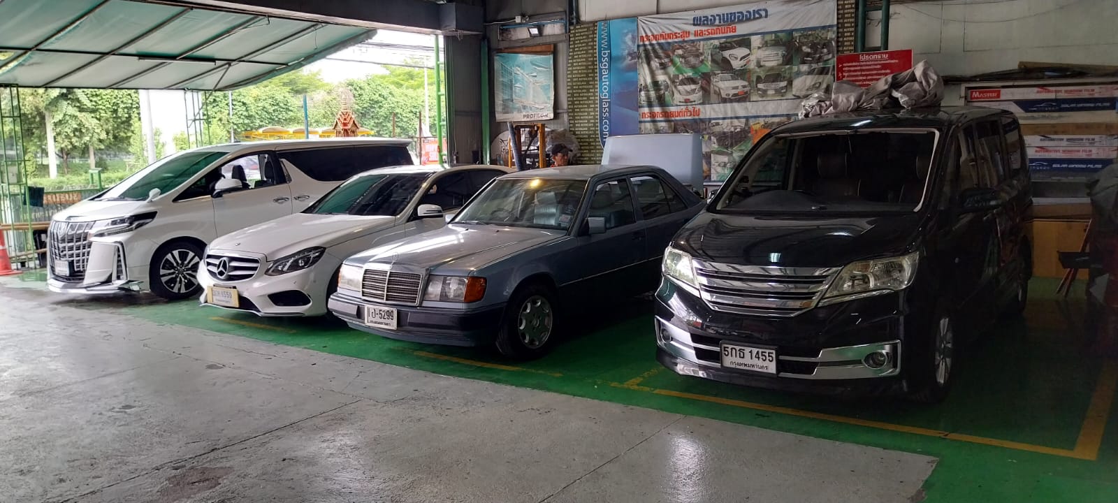 Auto Glass Workshop in Bangkok